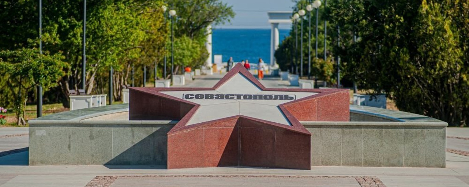 У пляжа Парк Победы в парковой зоне