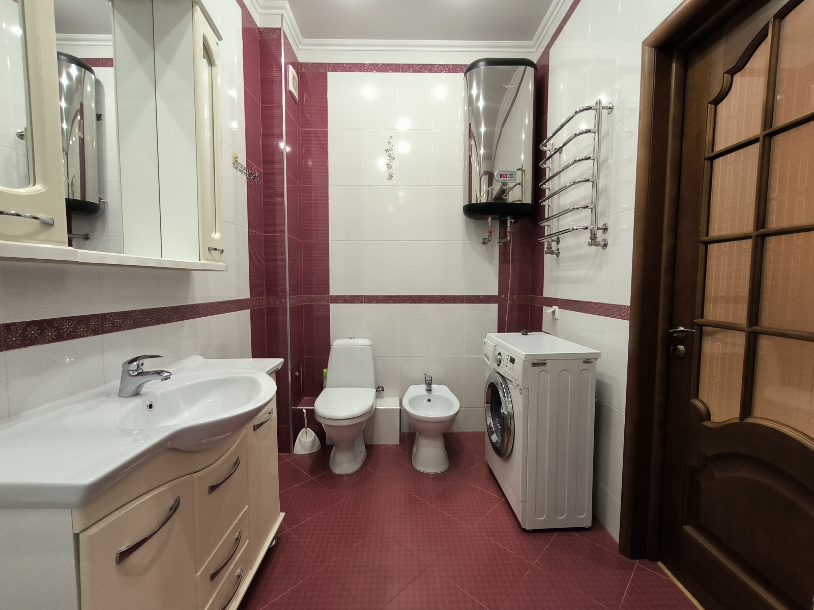 У пляжа Парк Победы в парковой зоне