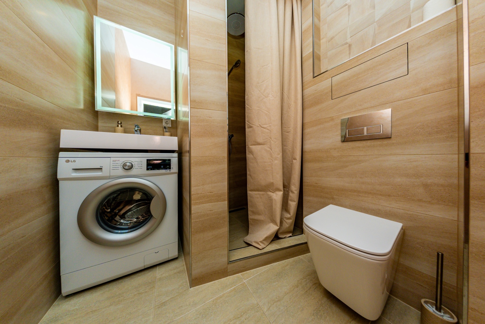 В сталинском доме в центре у набережной