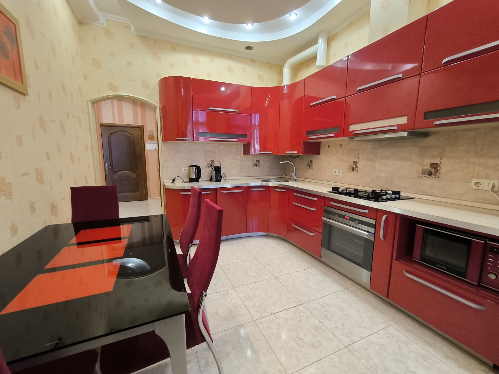 У пляжа Парк Победы в парковой зоне