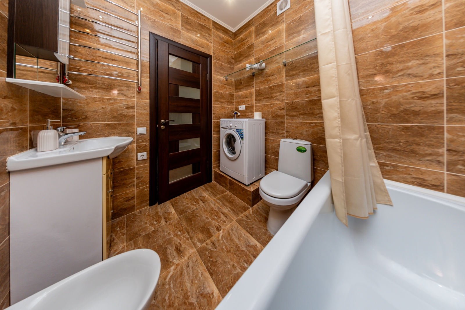 У пляжа Парк Победы в парковой зоне