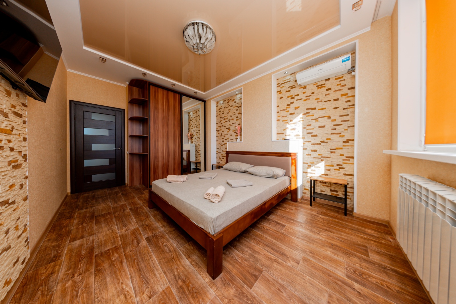 У пляжа Парк Победы в парковой зоне