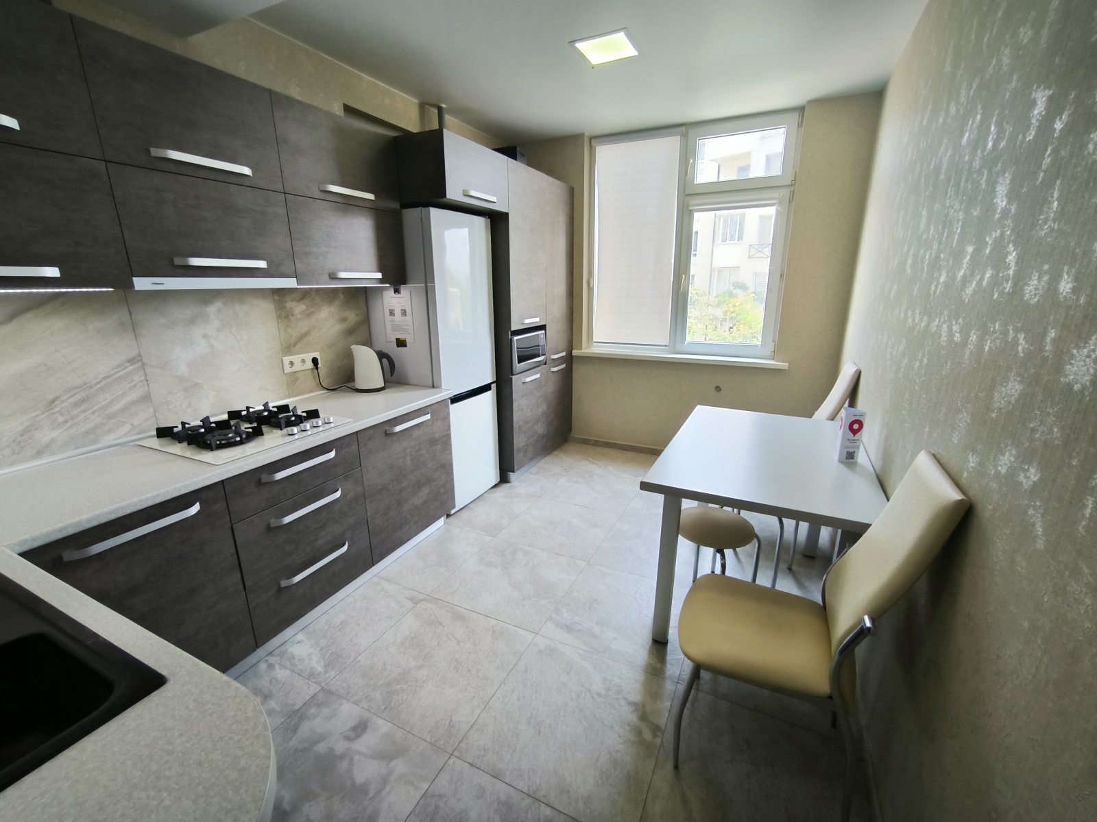 У пляжа Парк Победы в парковой зоне