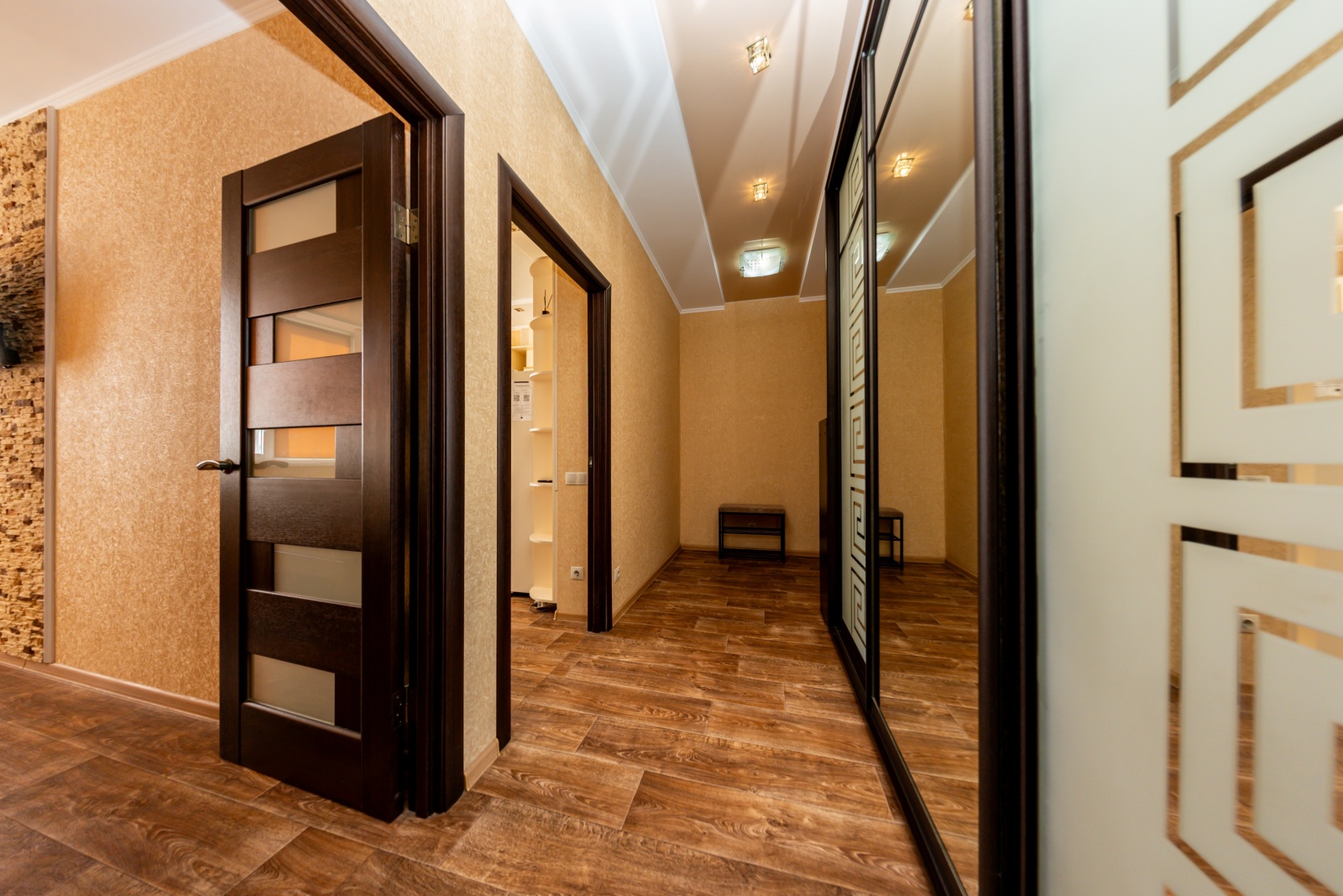 У пляжа Парк Победы в парковой зоне