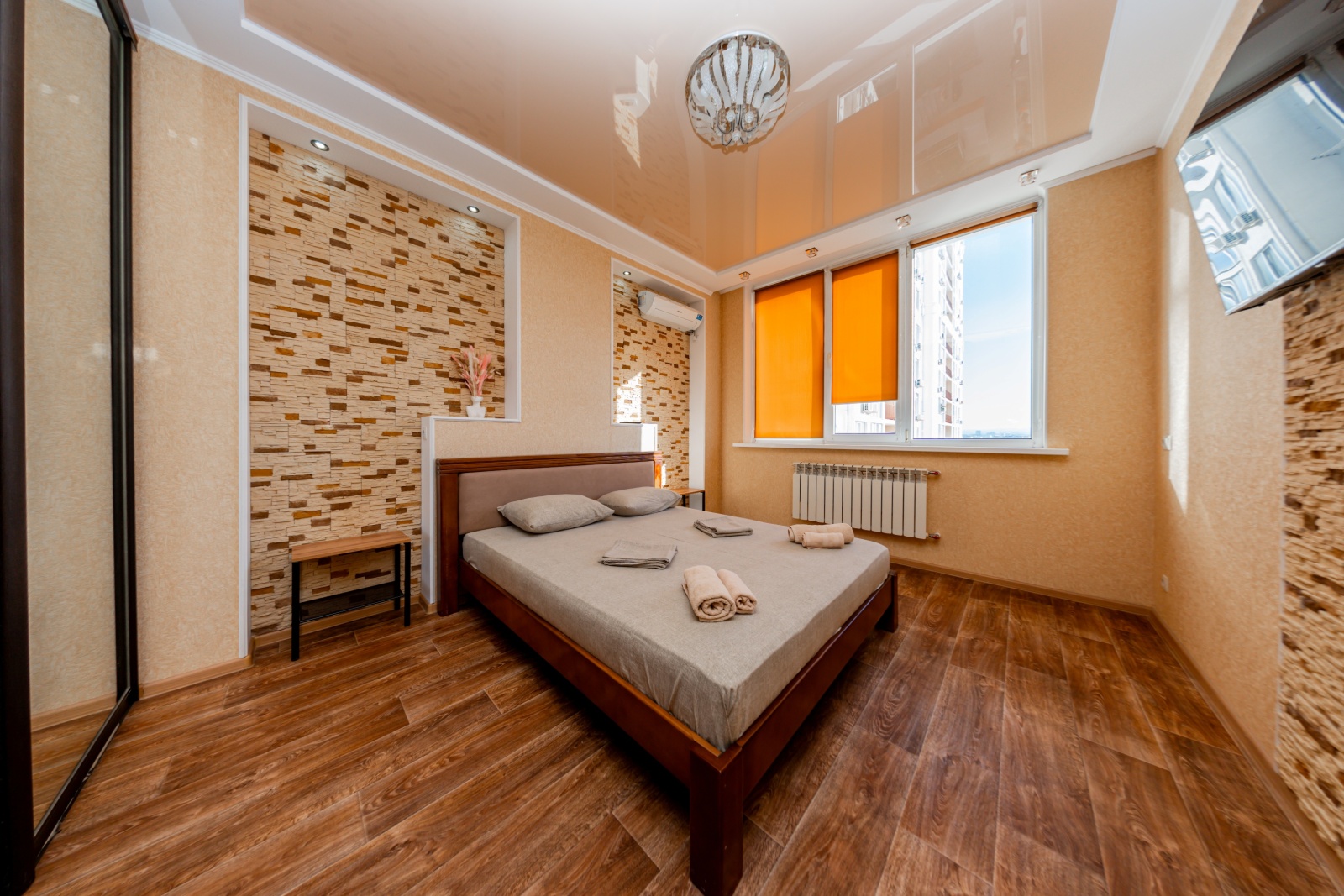 У пляжа Парк Победы в парковой зоне