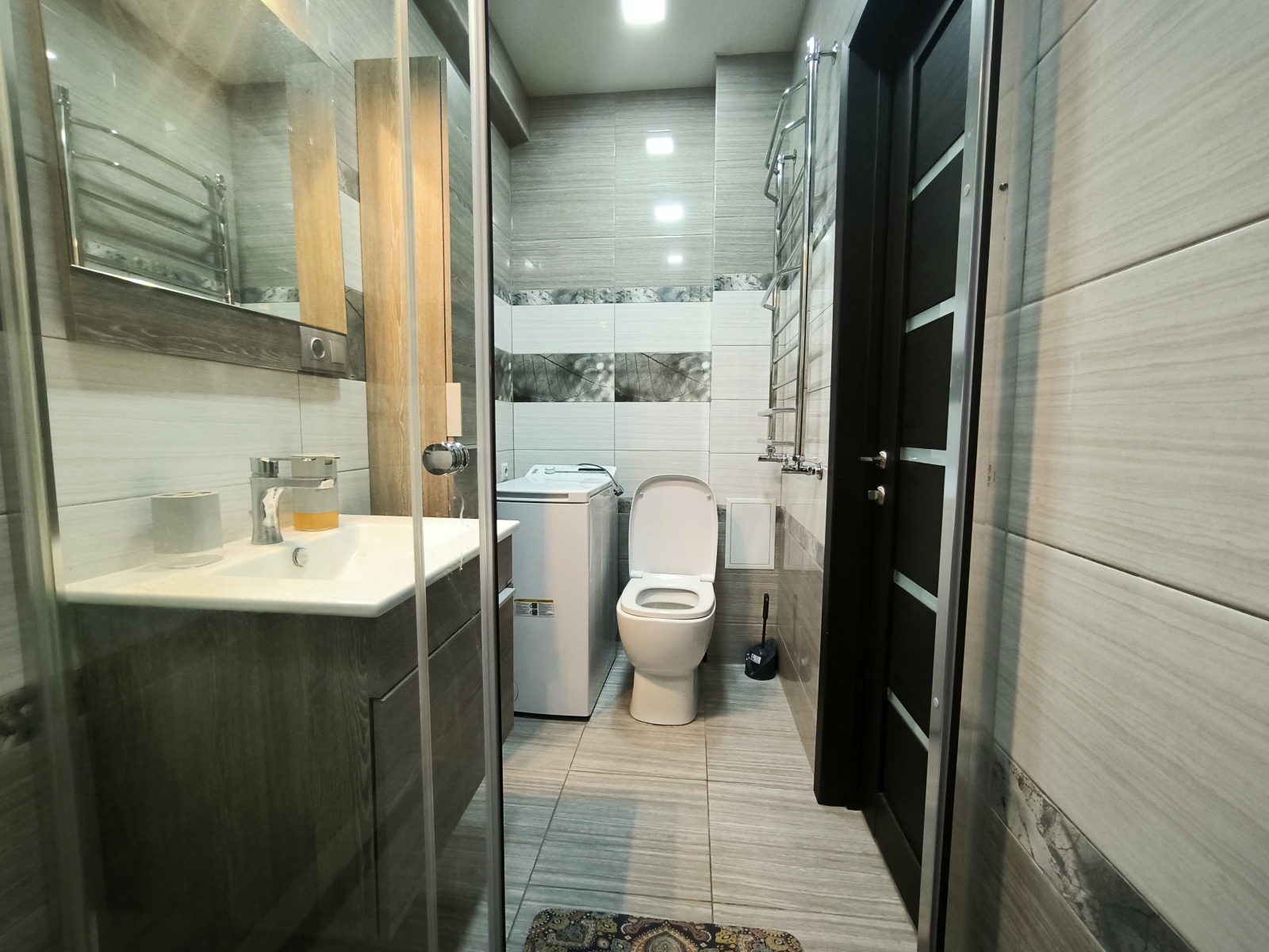 У пляжа Парк Победы в парковой зоне