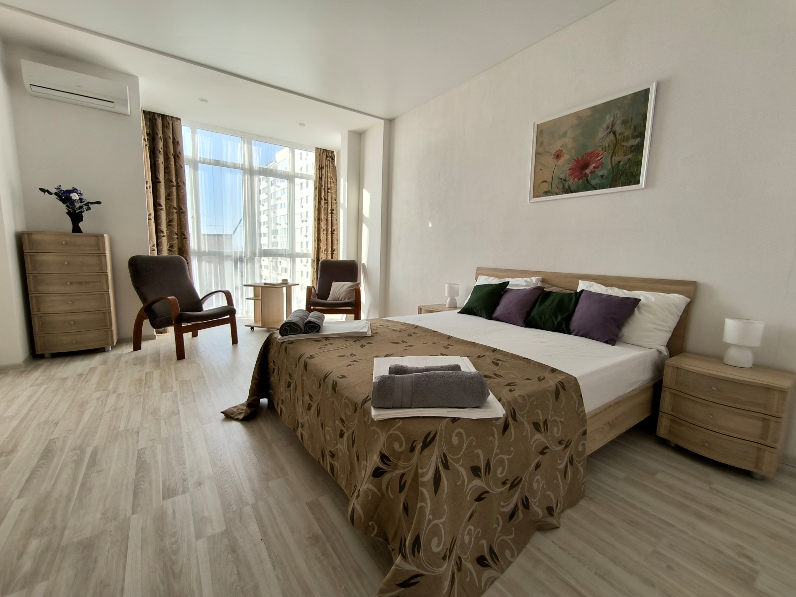 У пляжа Адмиральская Лагуна в современном ЖК