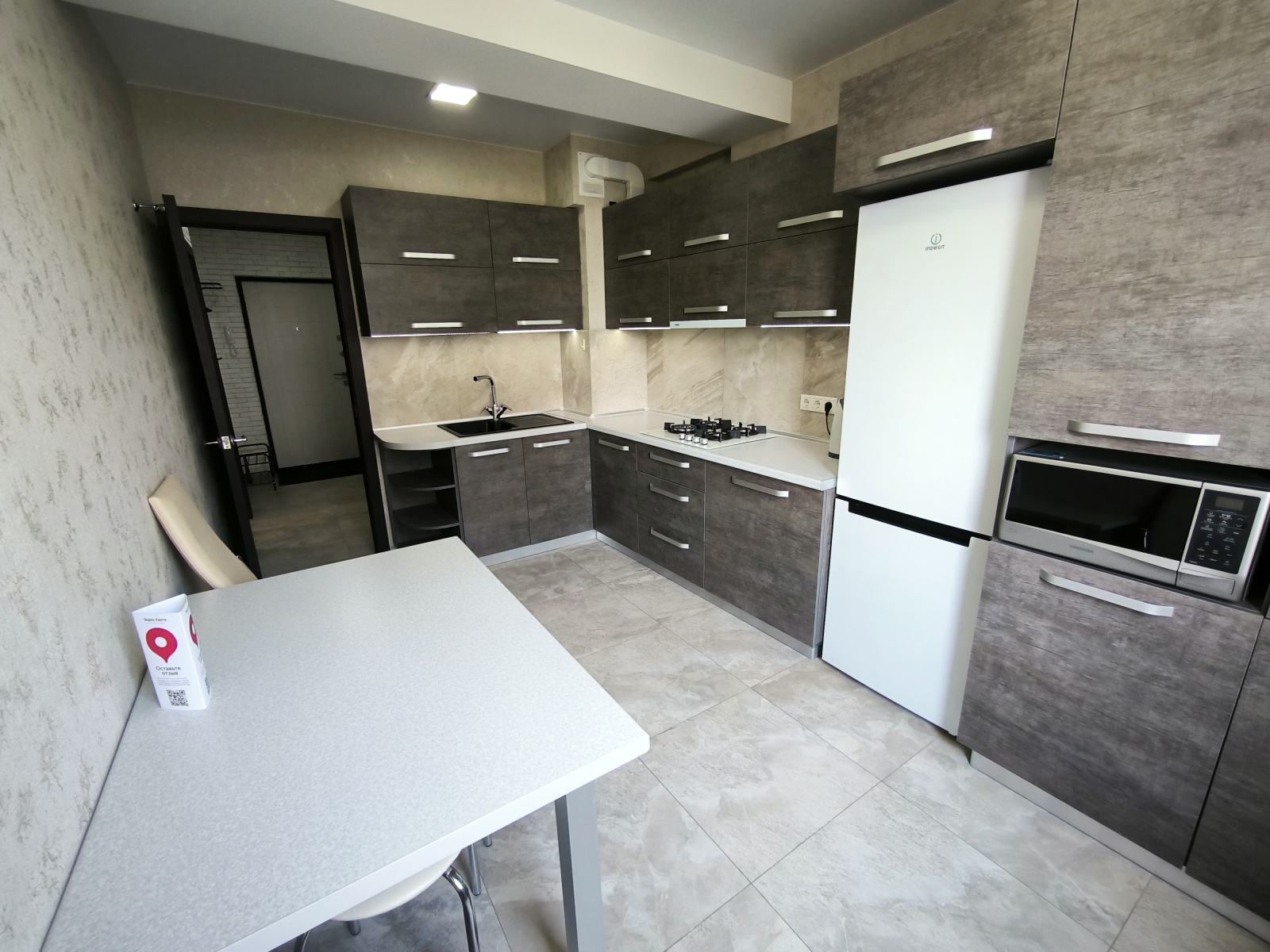 У пляжа Парк Победы в парковой зоне