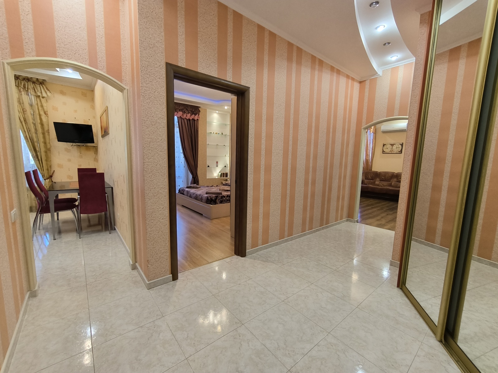 У пляжа Парк Победы в парковой зоне