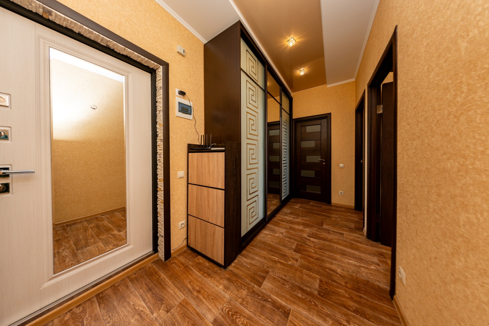 У пляжа Парк Победы в парковой зоне