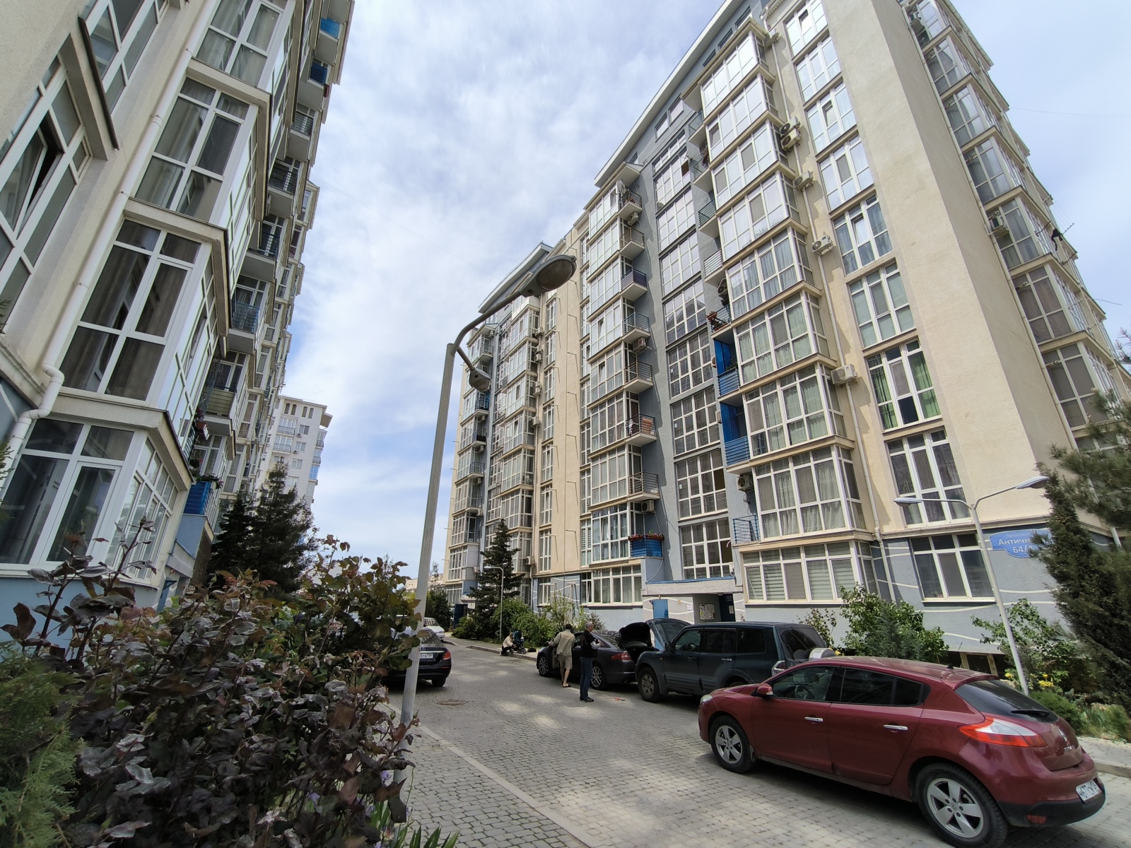 У пляжа Адмиральская Лагуна в современном ЖК