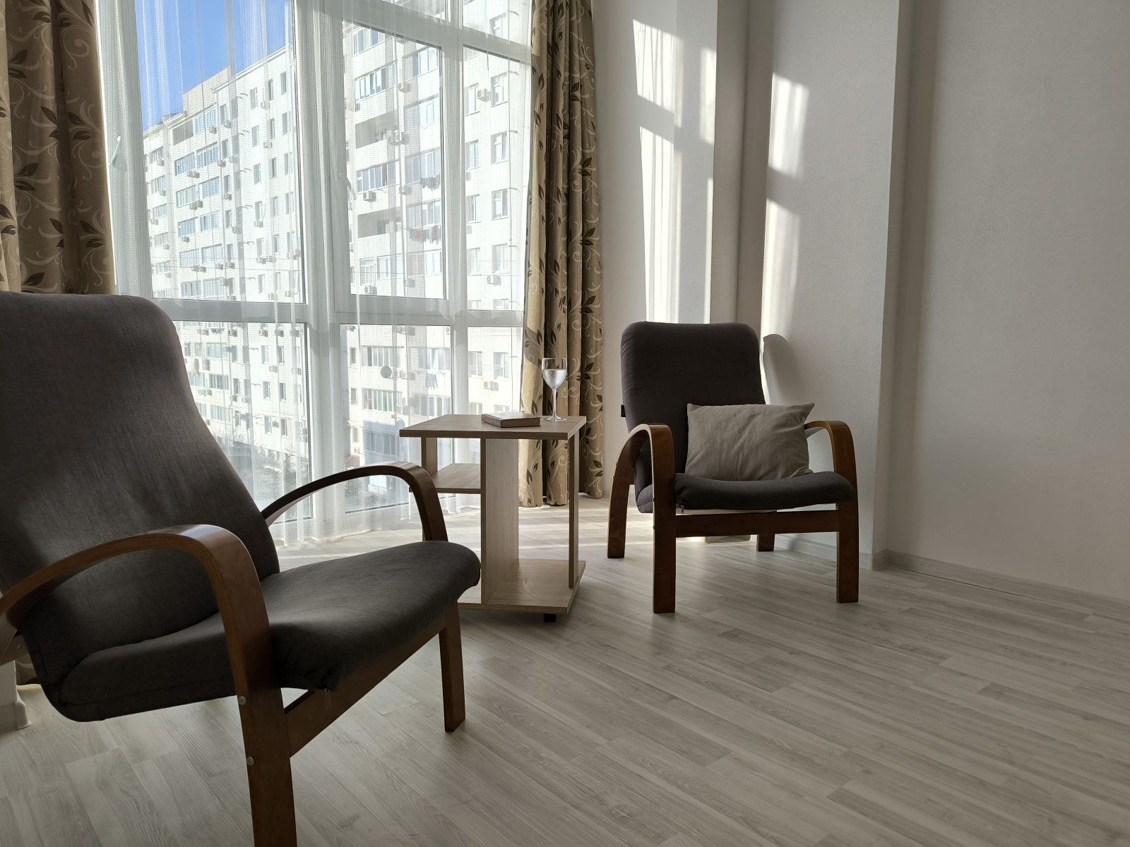 У пляжа Адмиральская Лагуна в современном ЖК