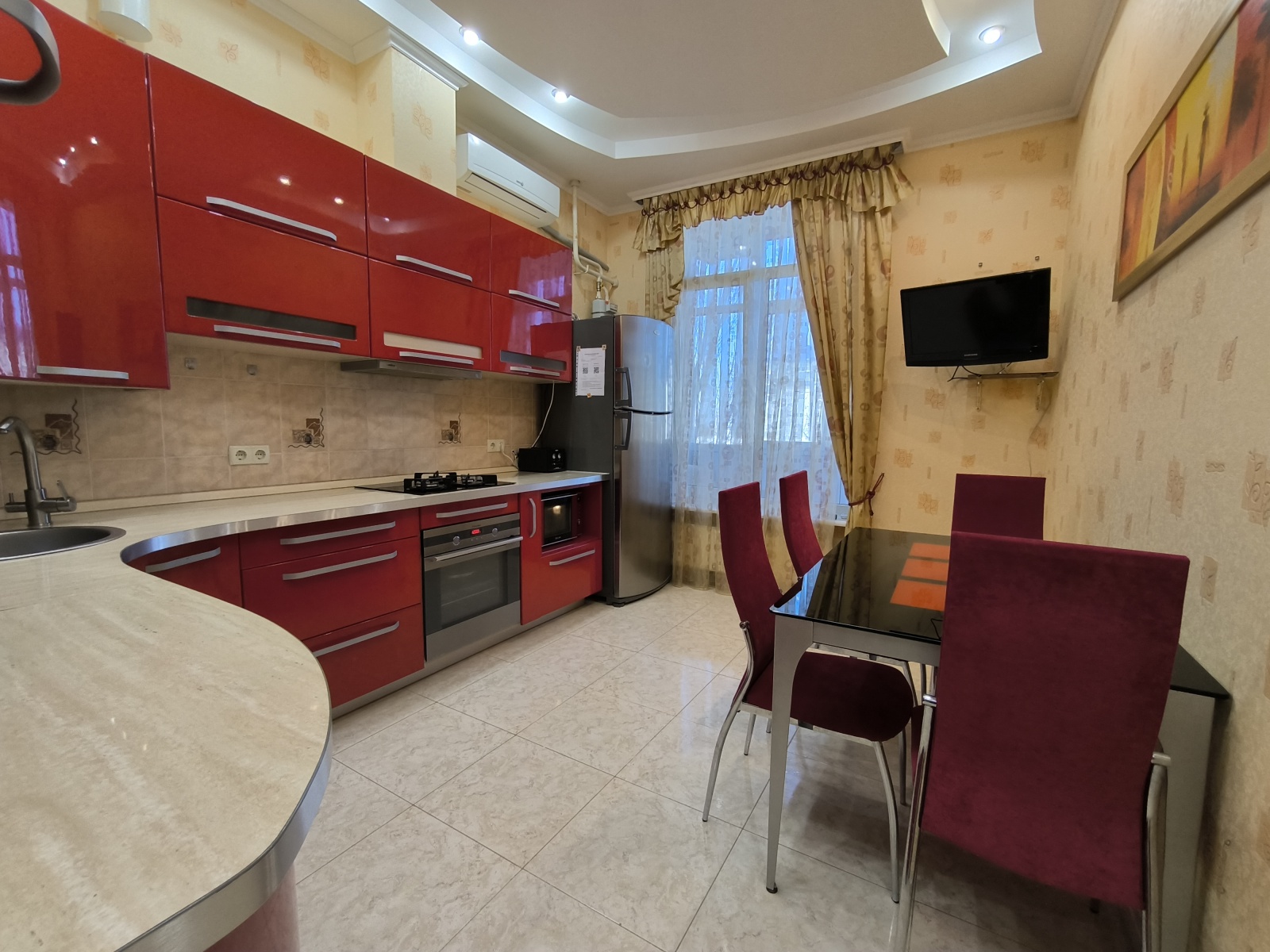 У пляжа Парк Победы в парковой зоне