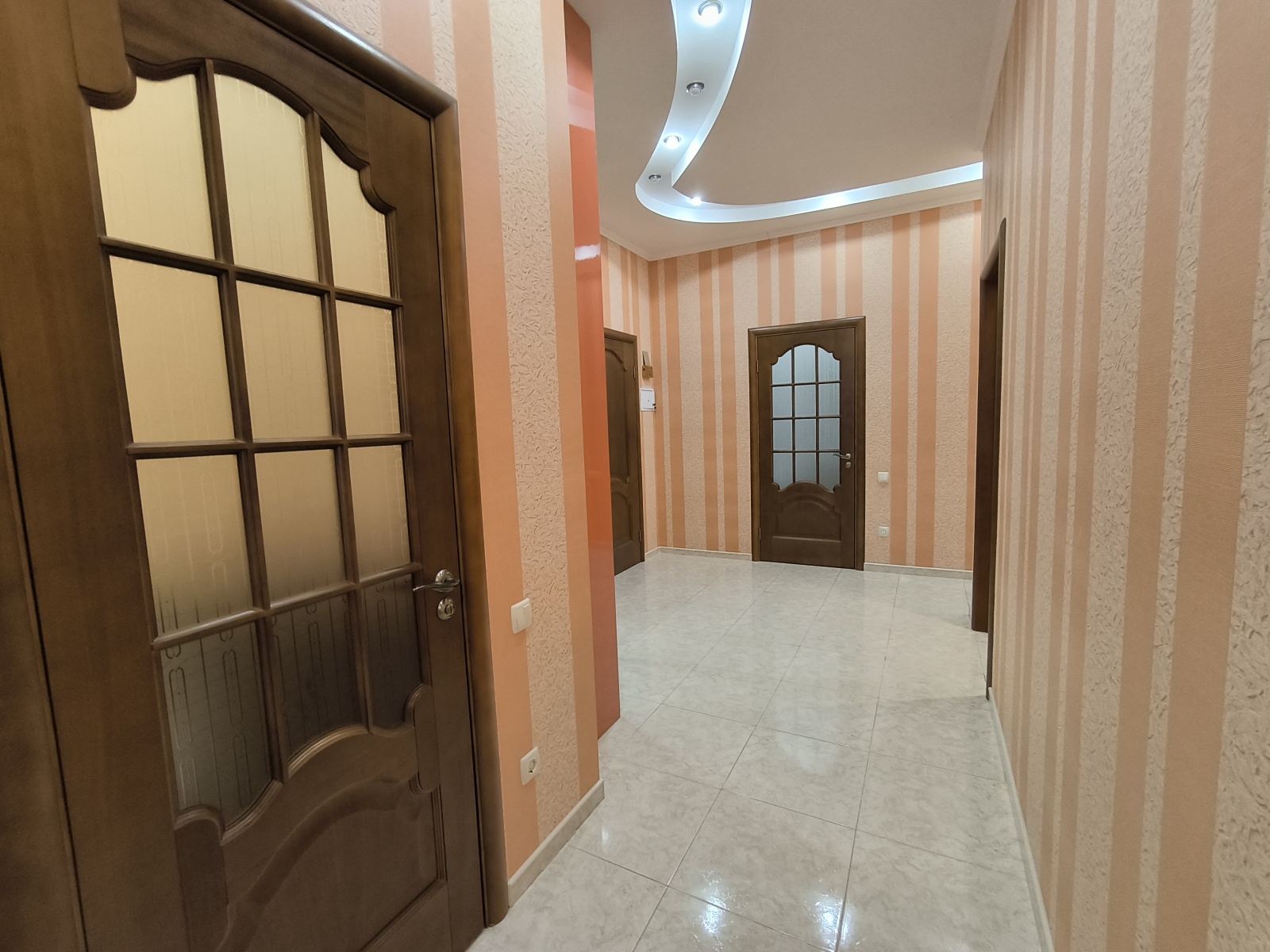 У пляжа Парк Победы в парковой зоне