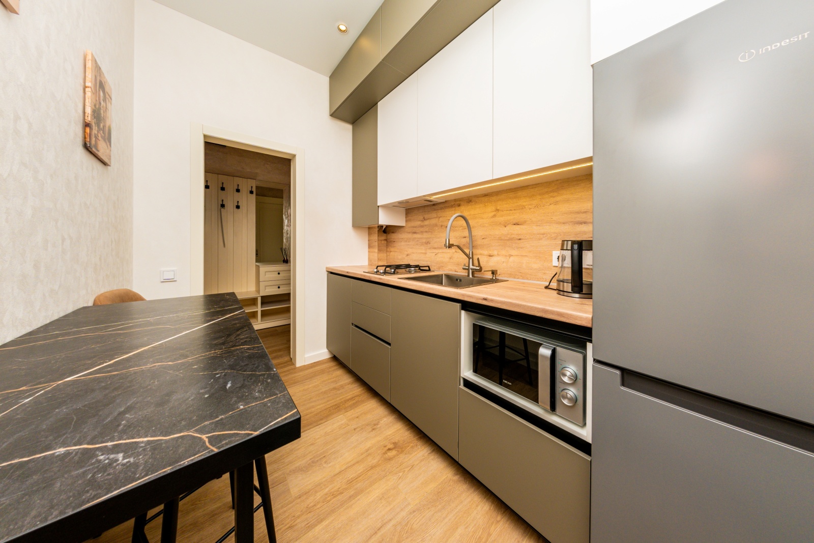 В сталинском доме в центре у набережной