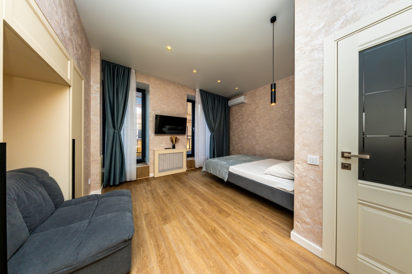 В сталинском доме в центре у набережной