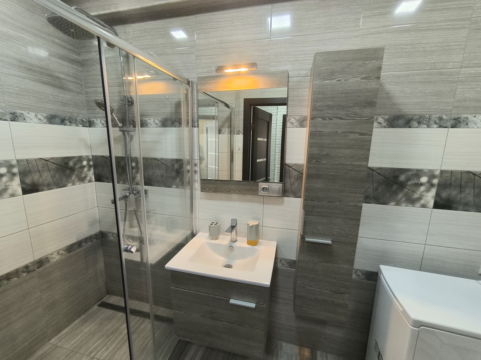 У пляжа Парк Победы в парковой зоне