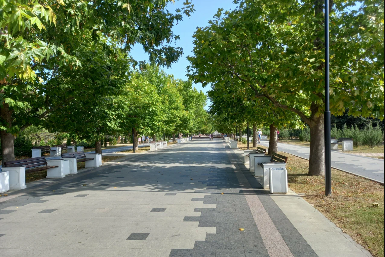 У пляжа Парк Победы в парковой зоне