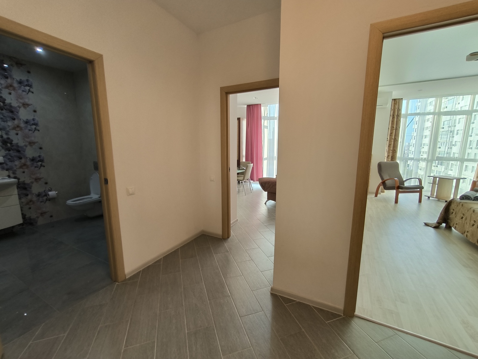 У пляжа Адмиральская Лагуна в современном ЖК