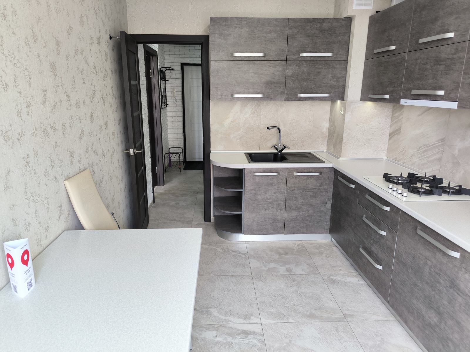 У пляжа Парк Победы в парковой зоне