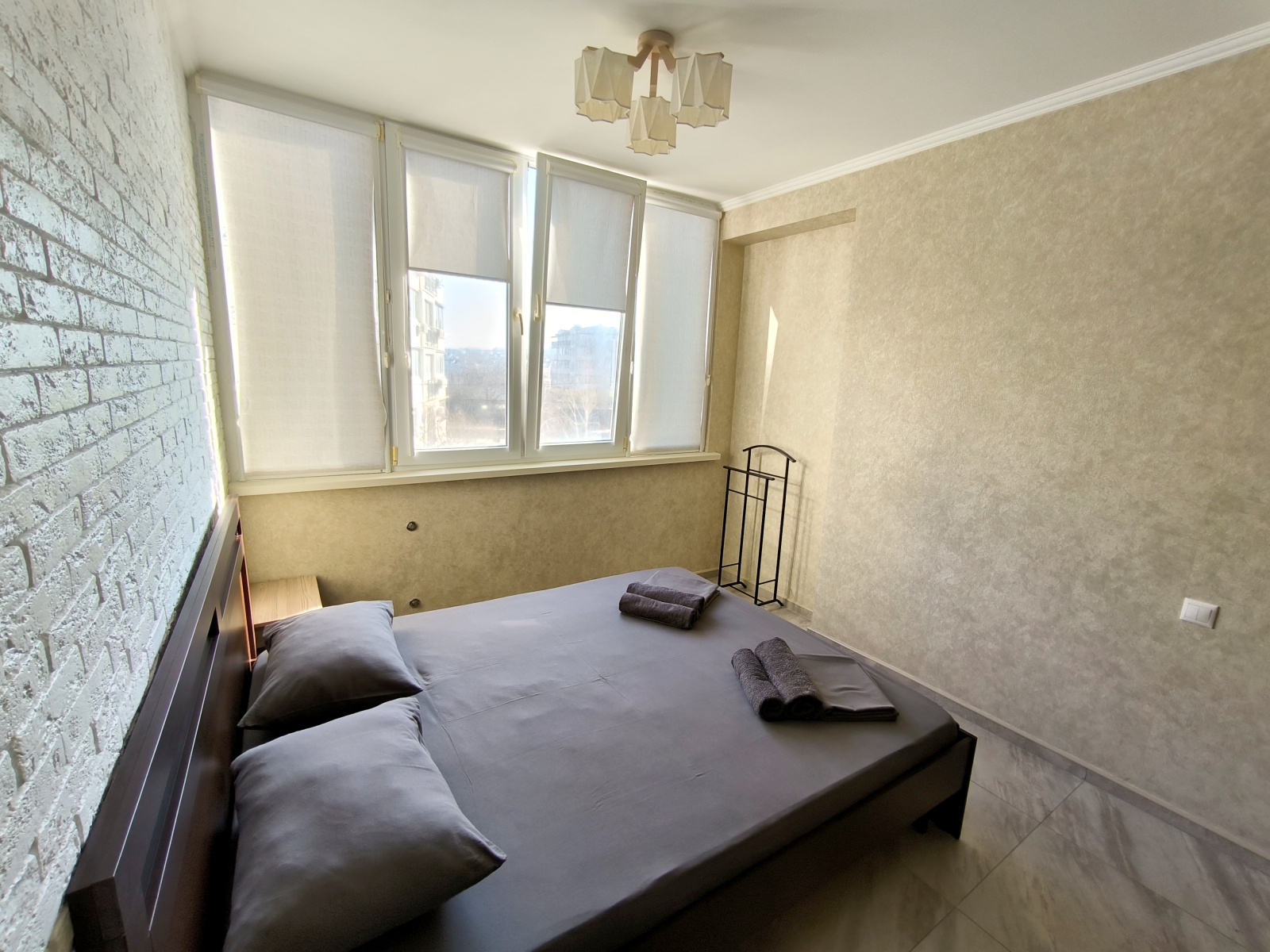 У пляжа Парк Победы в парковой зоне