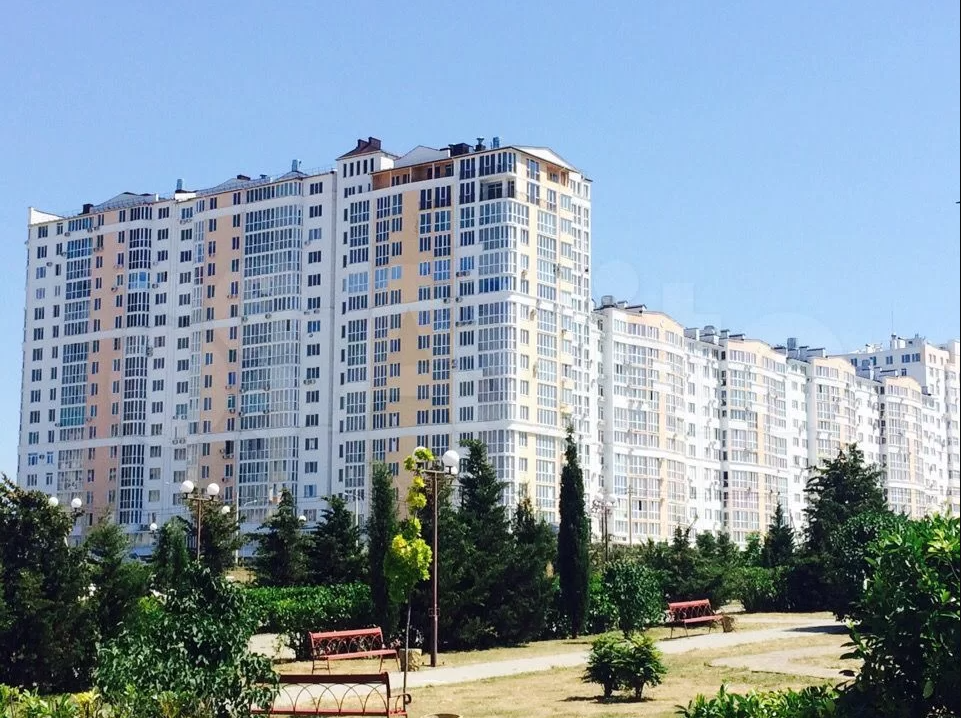 У пляжа Парк Победы в парковой зоне