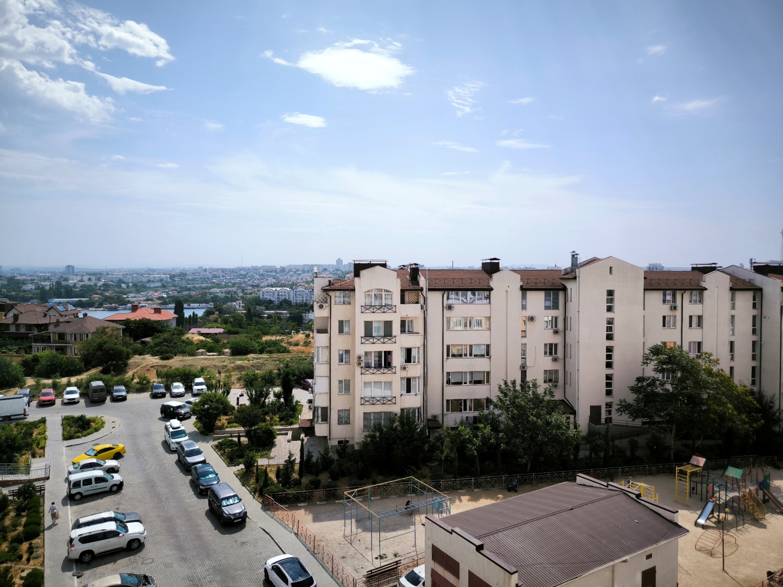 У пляжа Парк Победы в парковой зоне