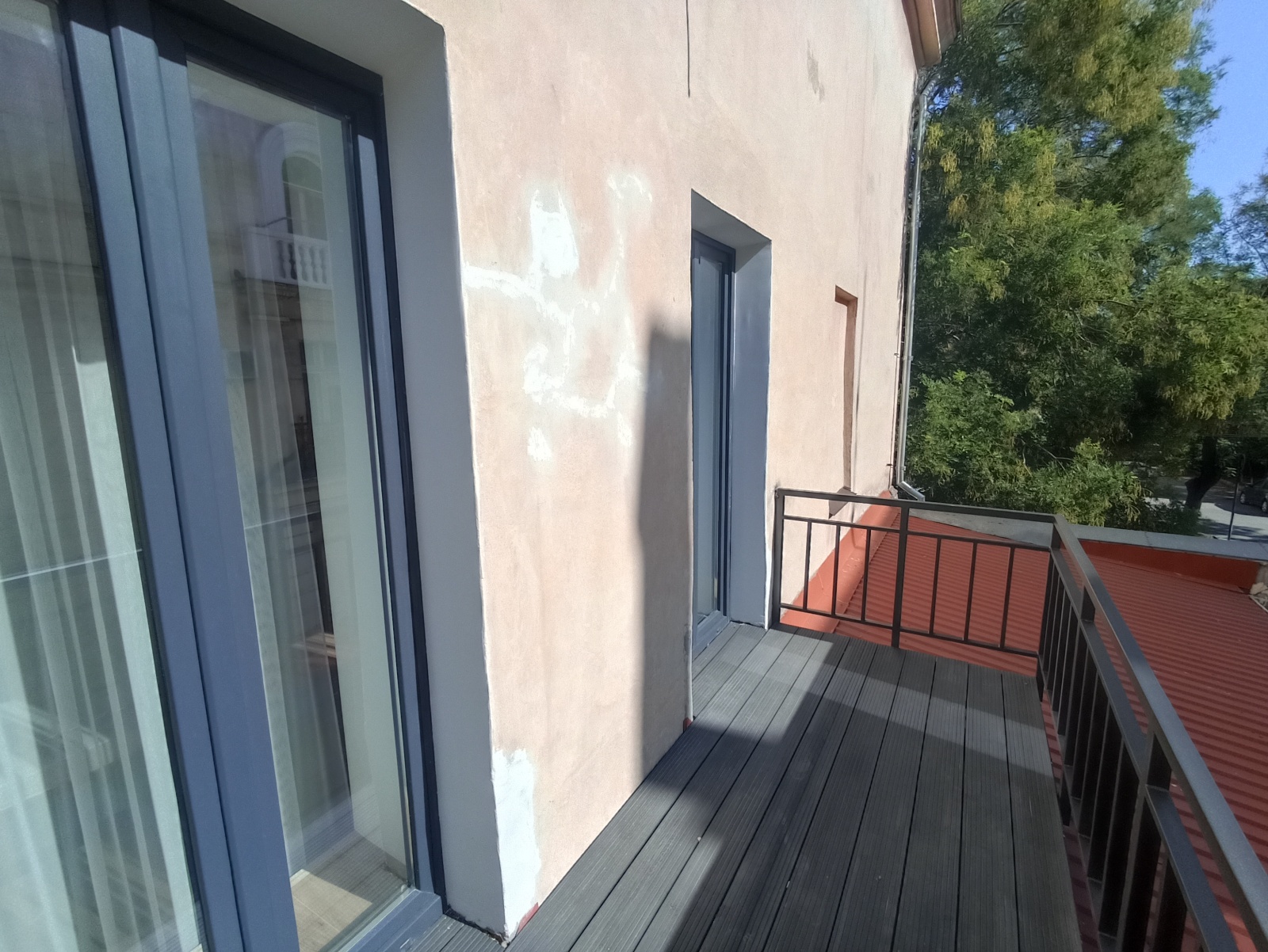 В сталинском доме в центре у набережной