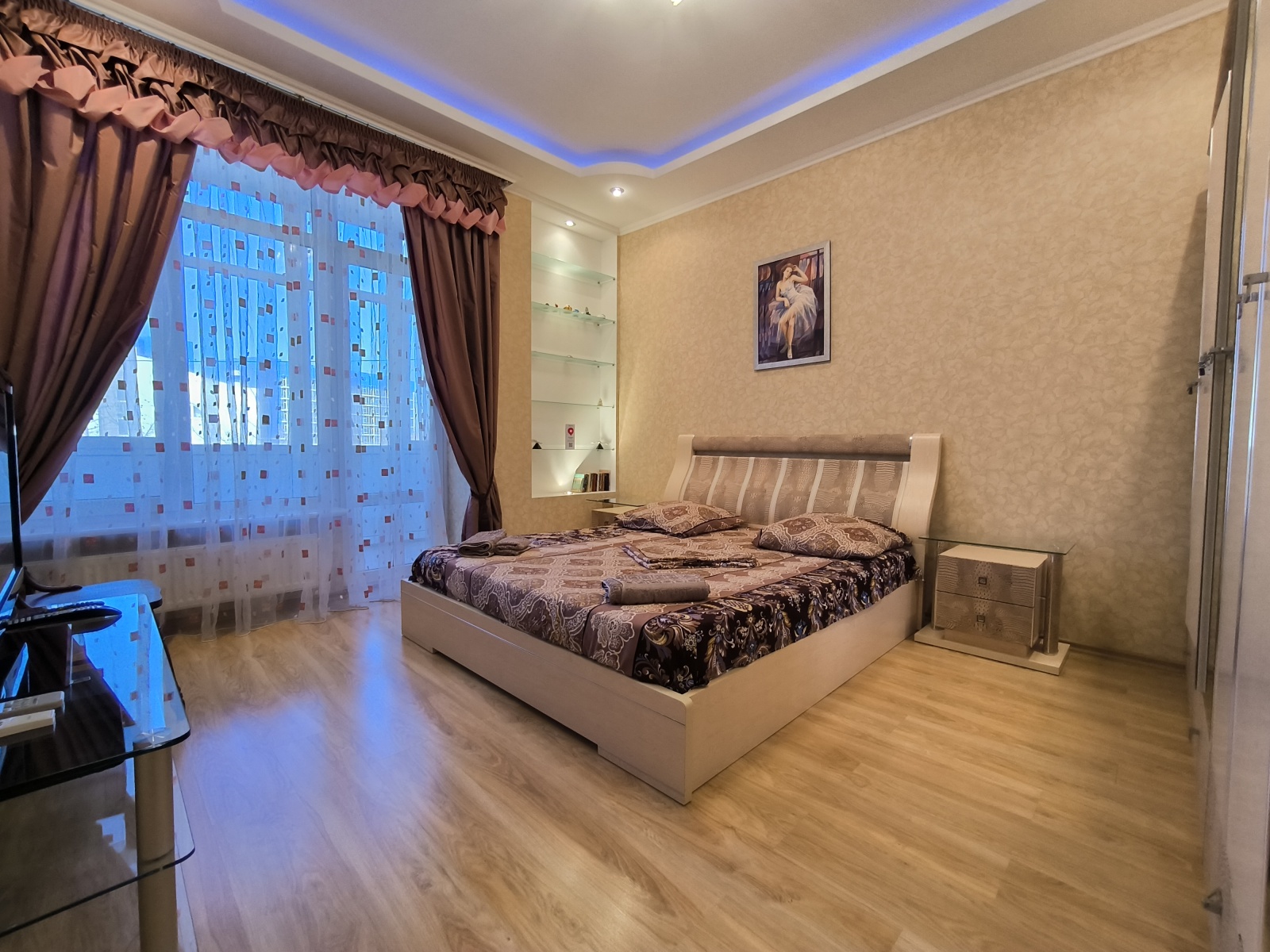 У пляжа Парк Победы в парковой зоне