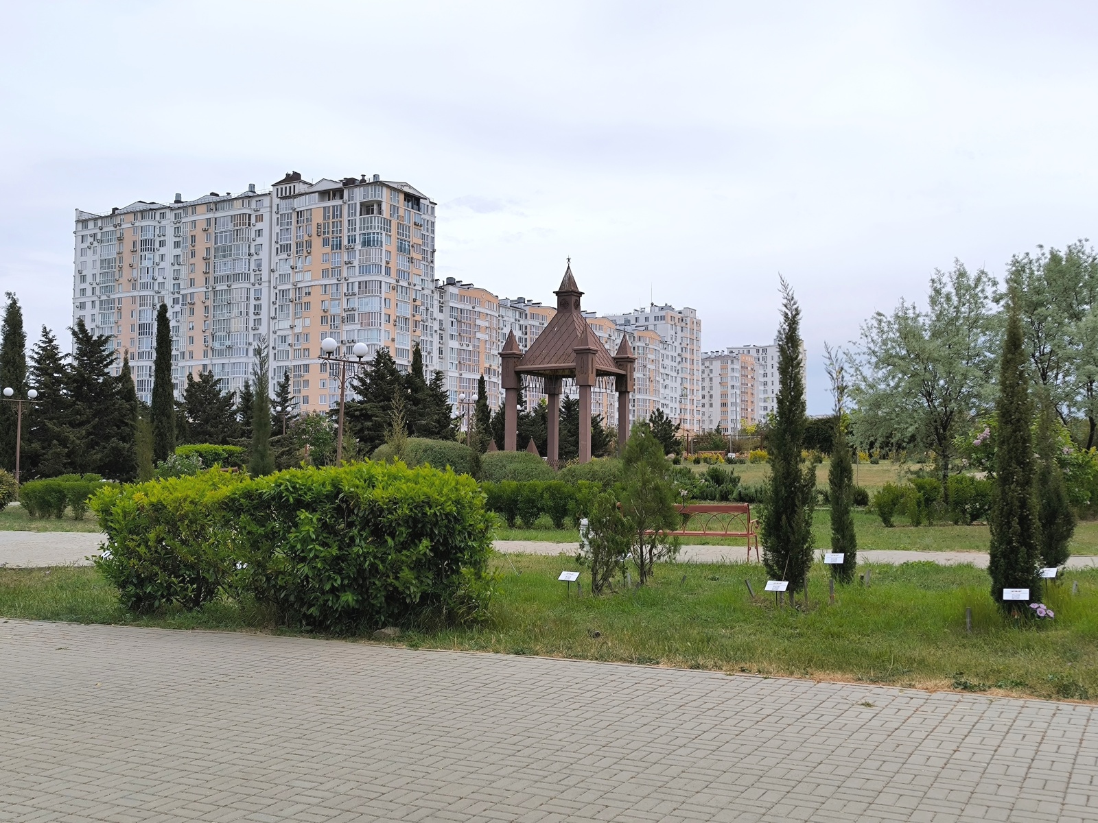 У пляжа Парк Победы в парковой зоне