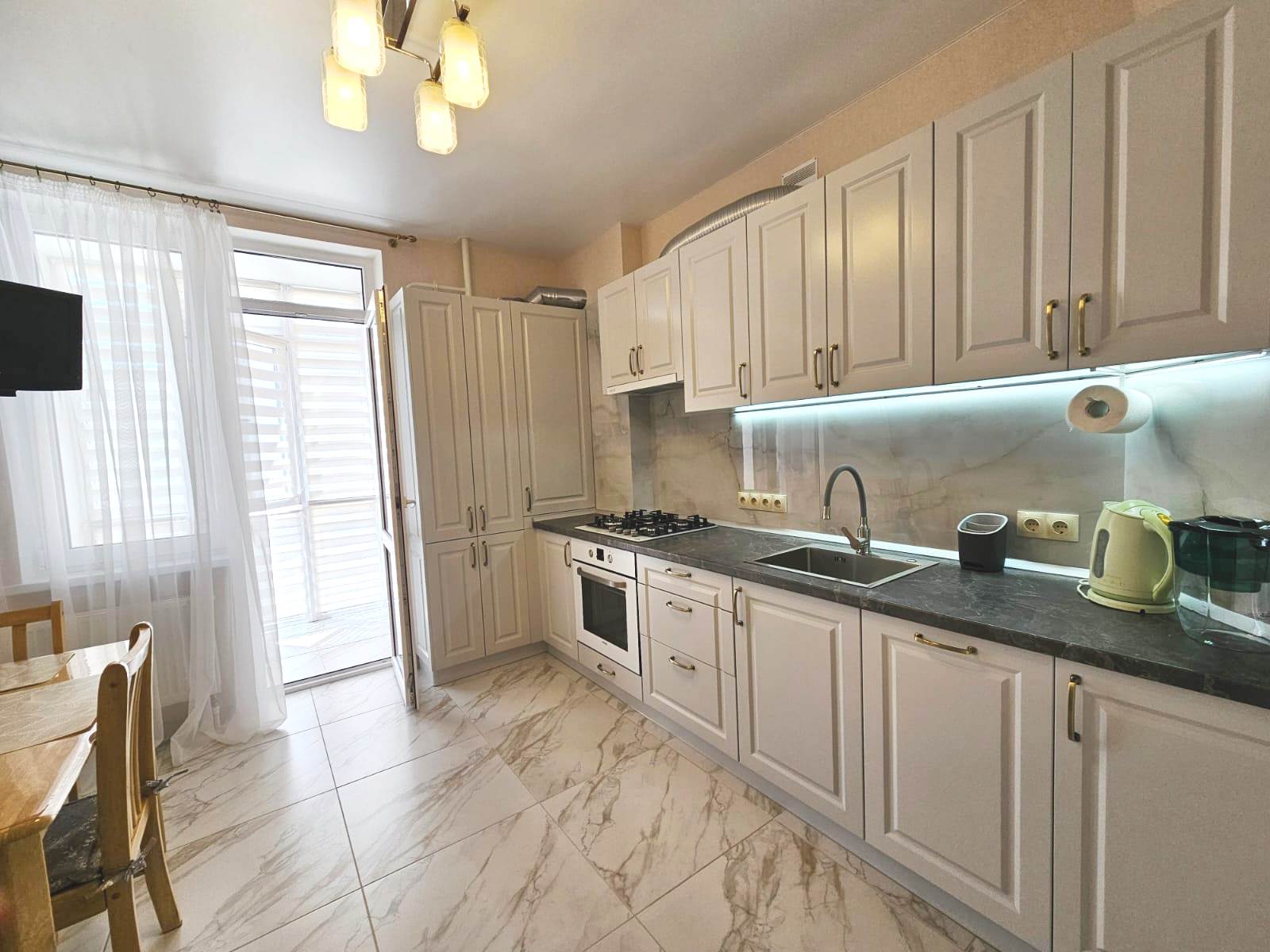 У пляжа Адмиральская Лагуна