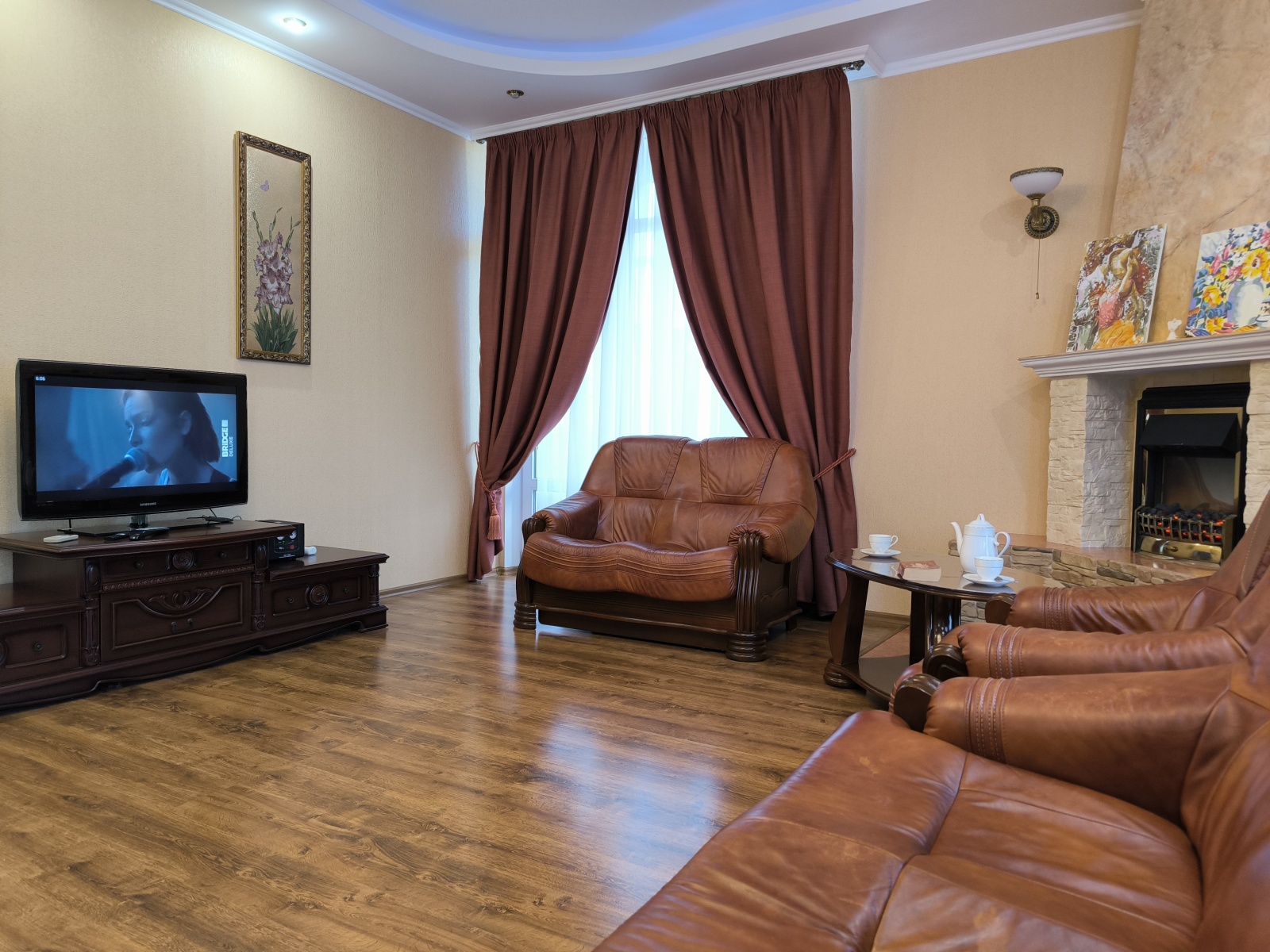 У пляжа Парк Победы в парковой зоне