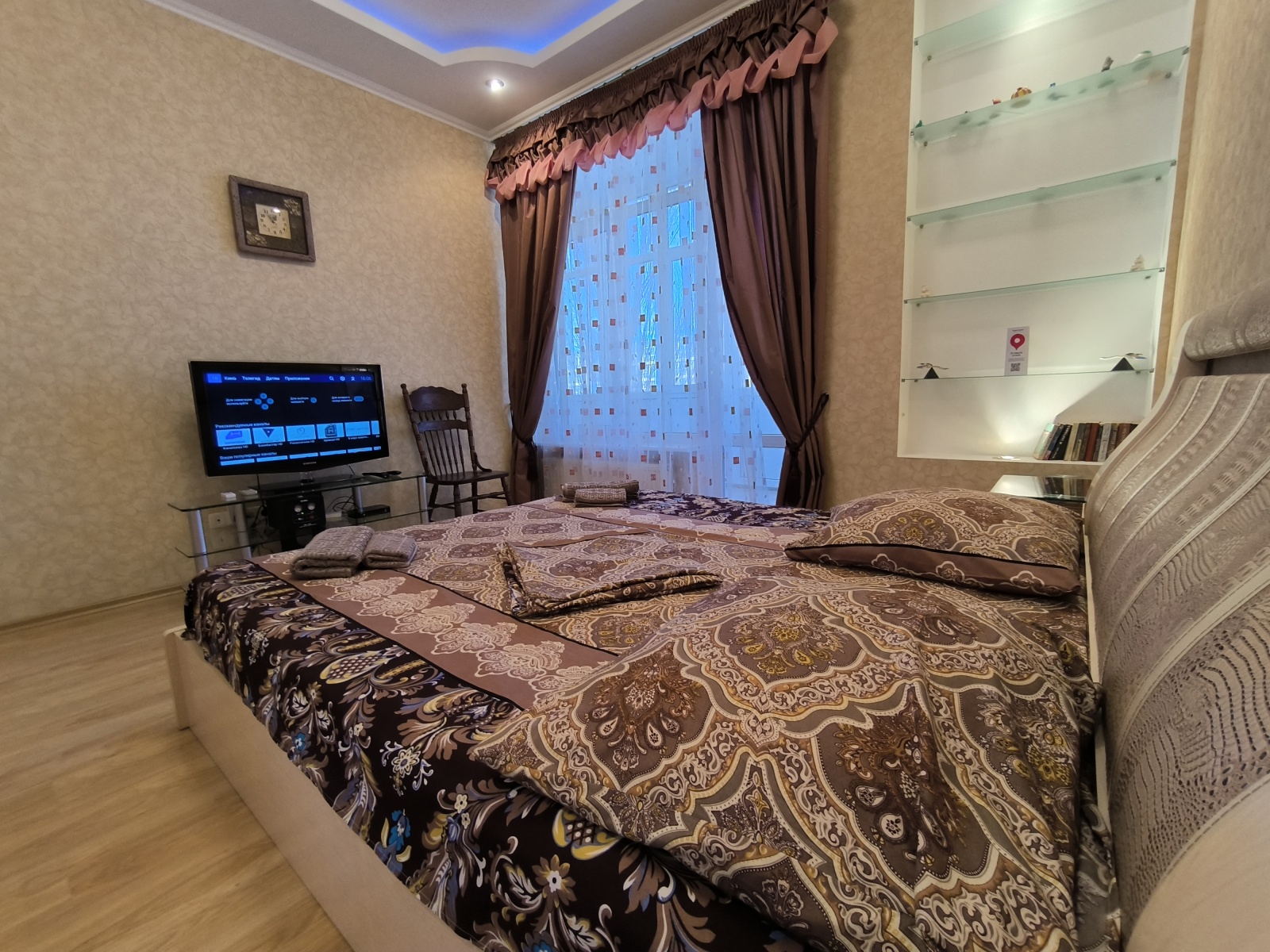 У пляжа Парк Победы в парковой зоне