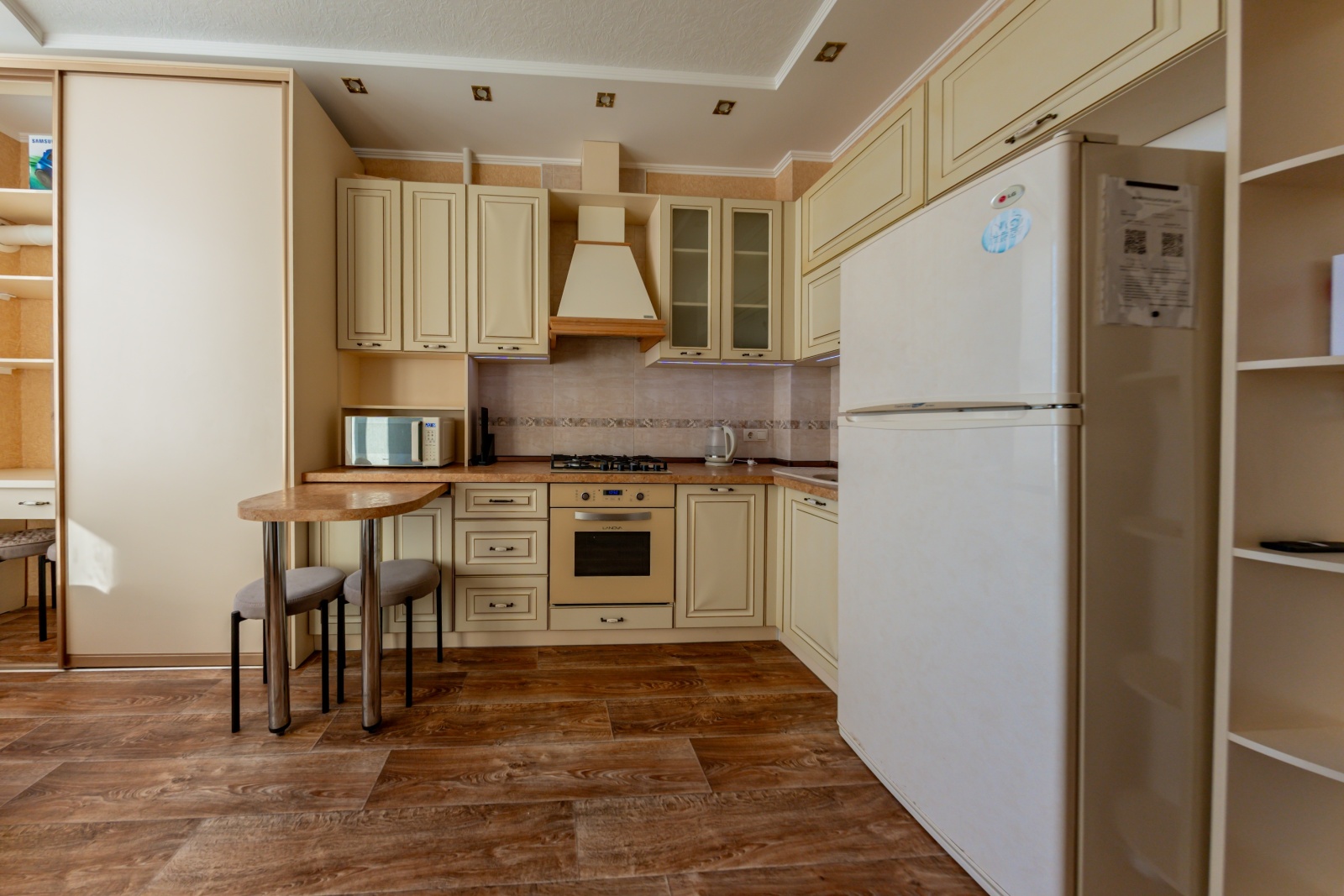 У пляжа Парк Победы в парковой зоне