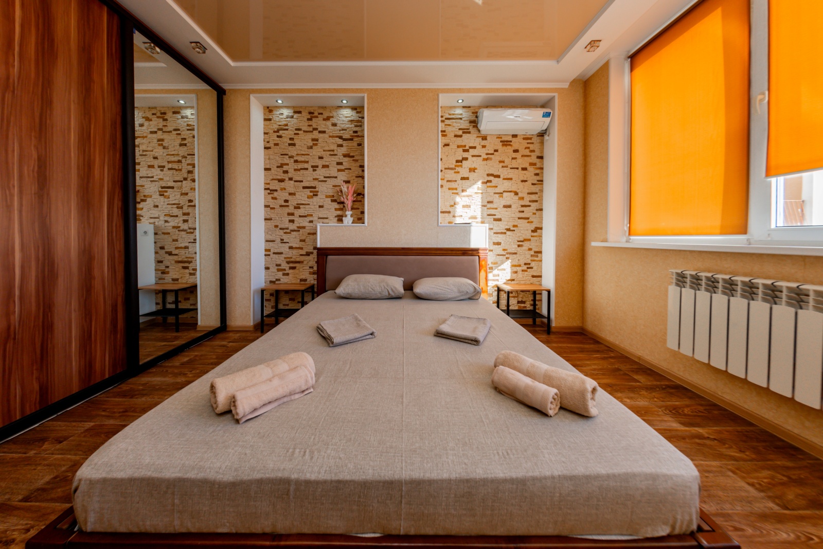 У пляжа Парк Победы в парковой зоне