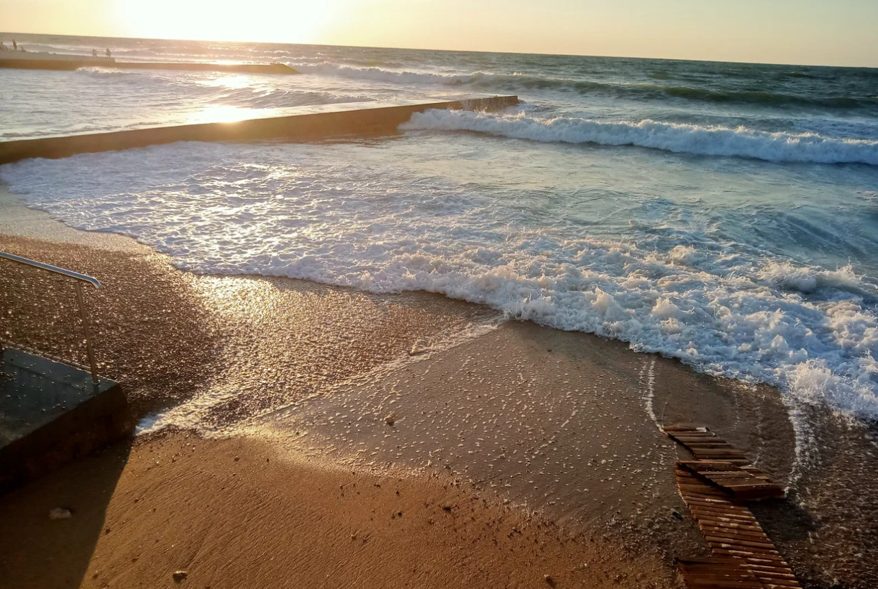 У пляжа Парк Победы в парковой зоне