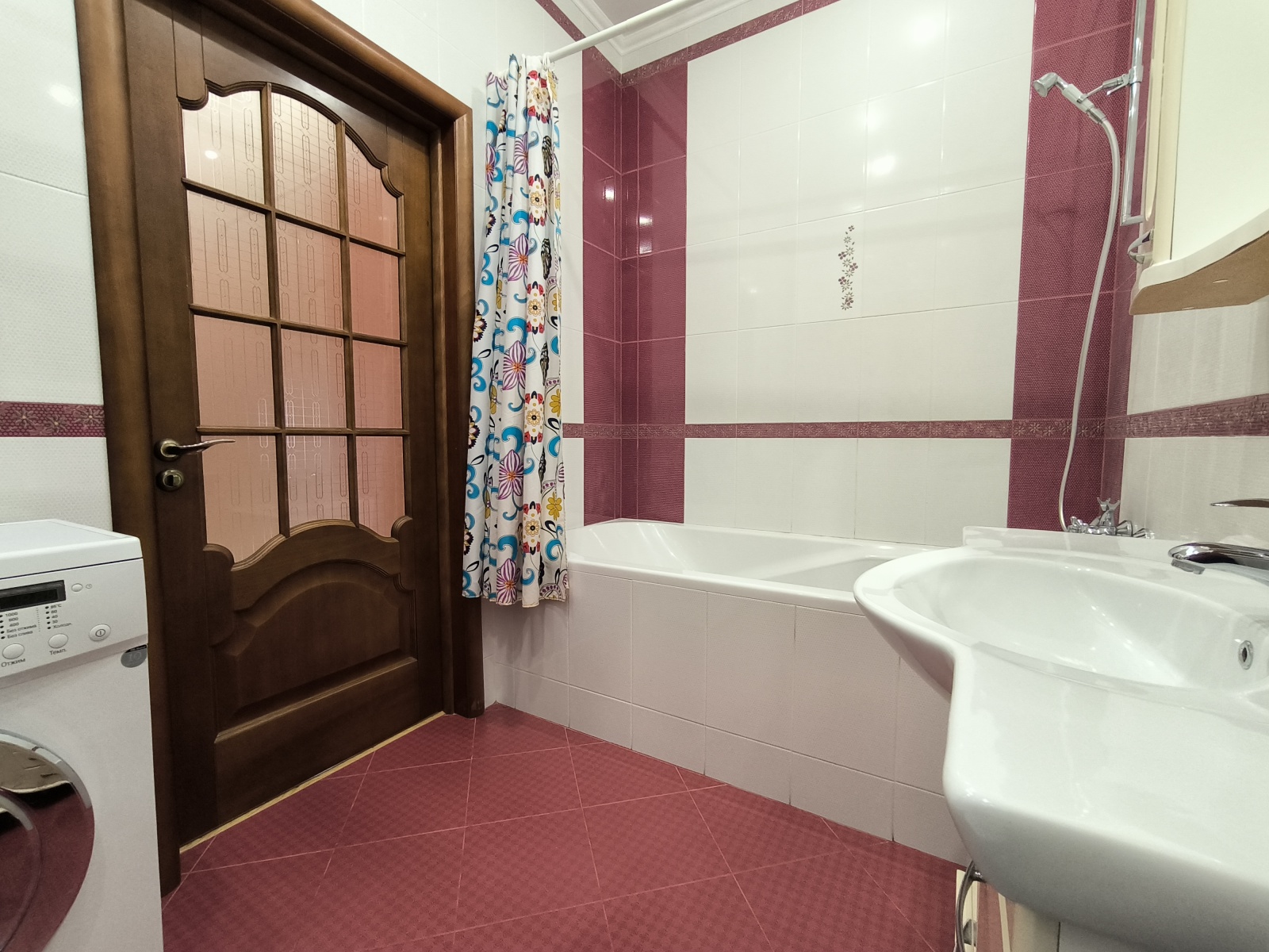 У пляжа Парк Победы в парковой зоне