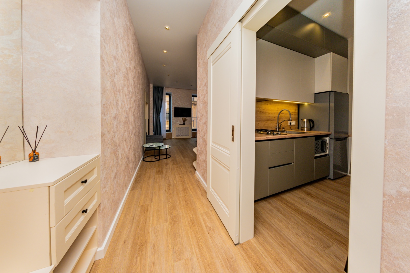 В сталинском доме в центре у набережной