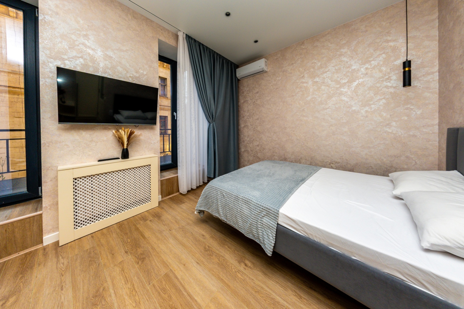 В сталинском доме в центре у набережной