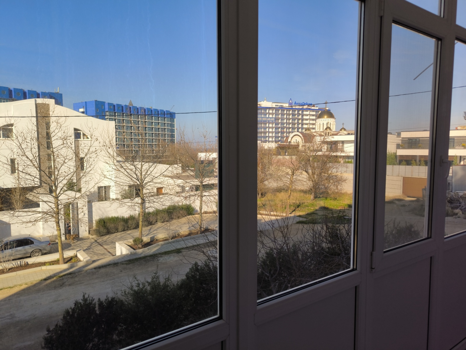 У пляжа Парк Победы в парковой зоне