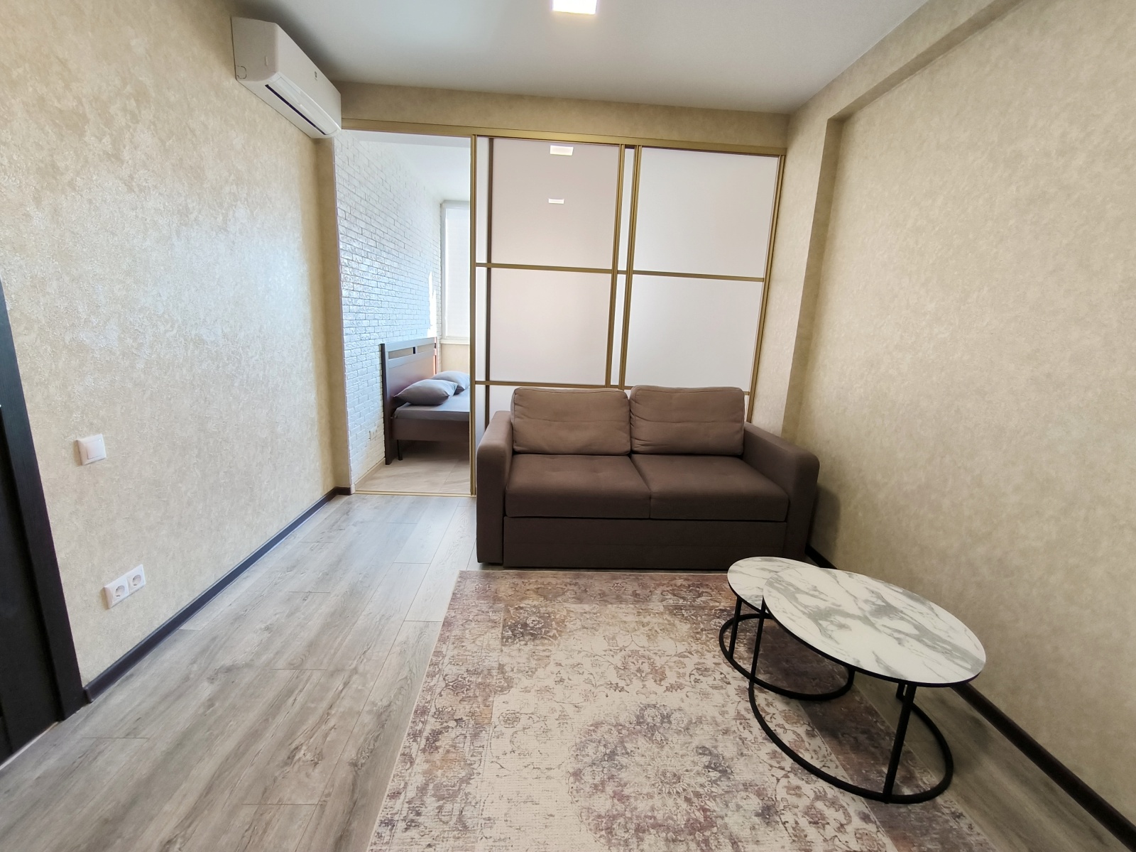 У пляжа Парк Победы в парковой зоне