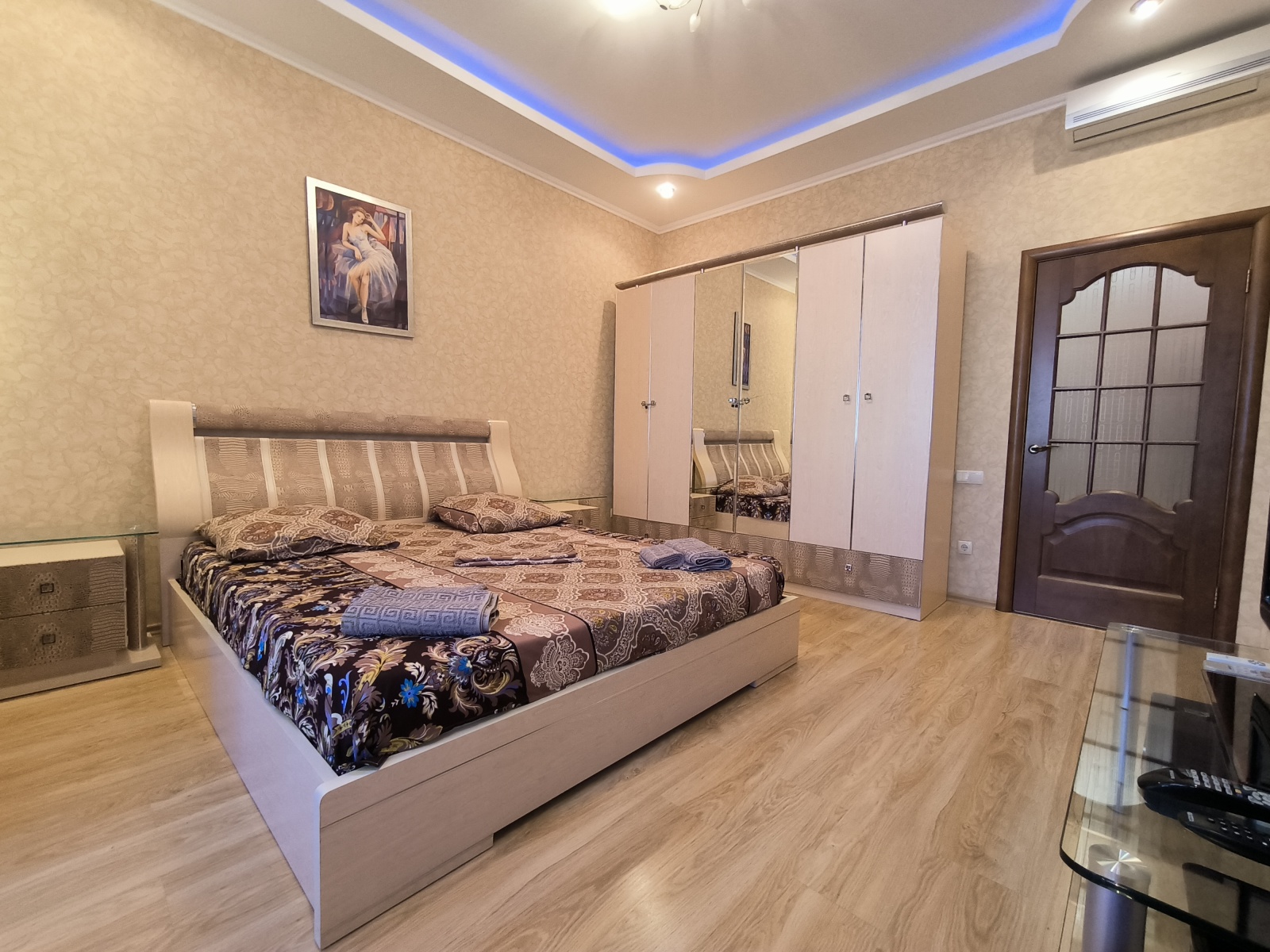 У пляжа Парк Победы в парковой зоне