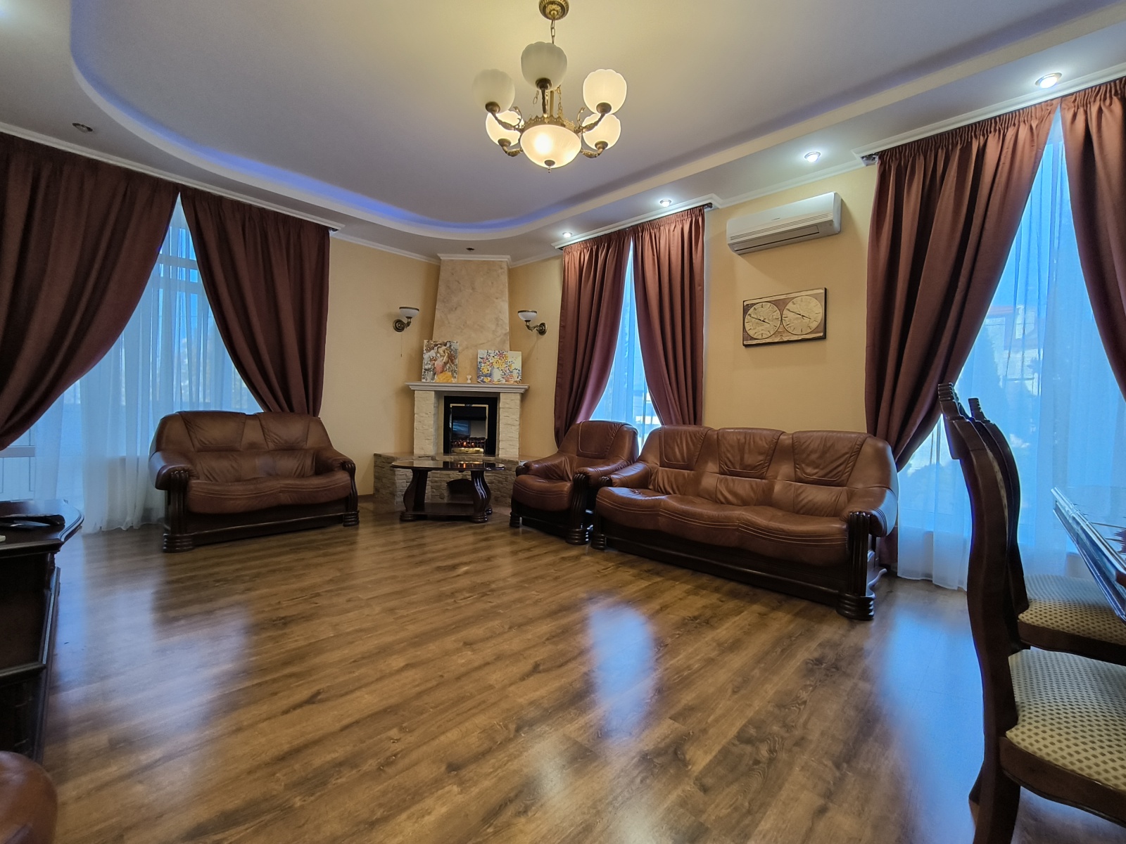 У пляжа Парк Победы в парковой зоне