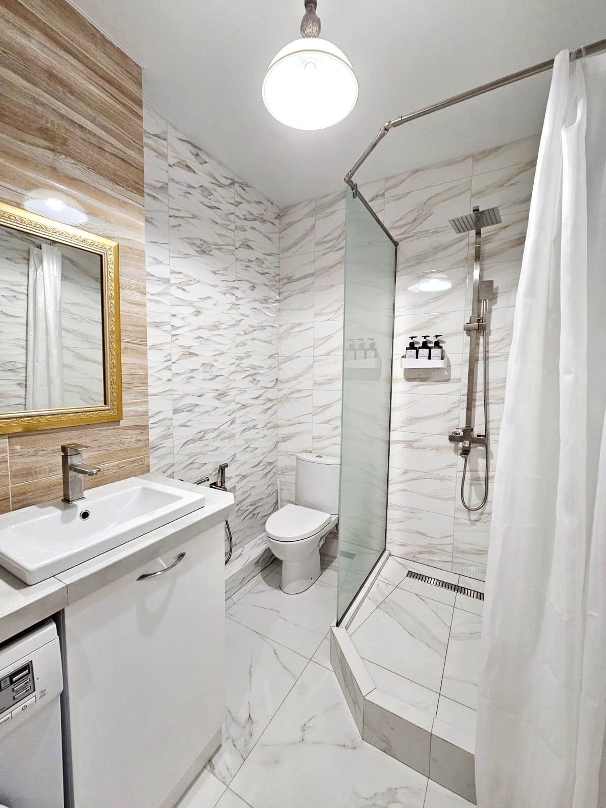 У пляжа Адмиральская Лагуна